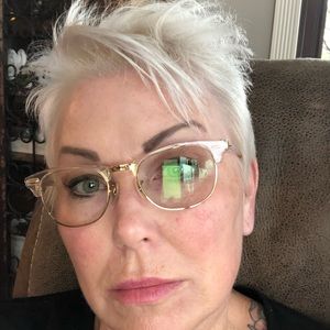 Meet your Posher, Debbie